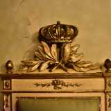 �Qui vi sedettero il re Vittorio Emanuele III e sua moglie, nel periodo in cui Brindisi fu Capitale d�Italia, tra il 1943 e il 1944 � ci spiega con orgoglio la guida -. I dettagli delle corone furono aggiunti proprio per questo importante incontro, che si tenne in una residenza di Taranto�